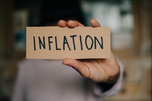Frau hält ein Schild auf dem Inflation geschrieben steht Rezession Wirtschaft Armut Geld Angst Krise Finanzen Wirtschaftskrise sparen Kapitalwirtschaft Sorge
