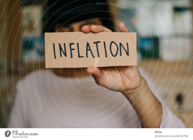 Frau hält ein Schild auf dem Inflation geschrieben steht Rezession Wirtschaft Armut Geld Angst Krise Finanzen Wirtschaftskrise sparen Kapitalwirtschaft Sorge