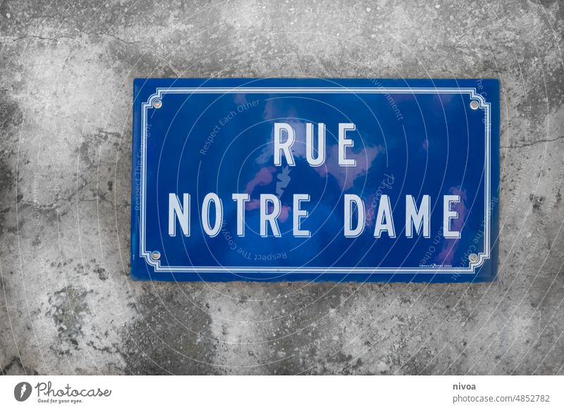 Strassenschild Rue Notre Dame Schilder & Markierungen rue notre dame Straße blau Wand Mauer Strukturen & Formen Reflektion Frankreich Paris