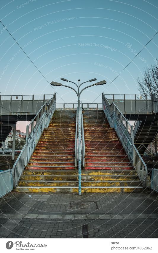 TT Was kommt, was bleibt? | Zwei Chancen Treppe Aufgang draußen Stadt urban Laterne Menschenleer aufwärts Architektur Geländer Treppengeländer aufsteigen Stufen