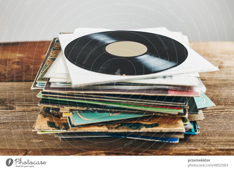 Stapel von Vinyl-Schallplatten. Musik von einer Schallplatte hören. Abspielen von Musik von einer analogen Platte. Retro und Vintage. Audio-Stereo. Analoger Klang