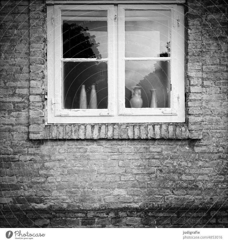 Vasen im Fenster Haus Wand Ziegelwand klinkerwand Dekoration Wohnung Design Stil alt wohnen Schwarzweißfoto Spiegelung doppelfenster Dänemark Lifestyle