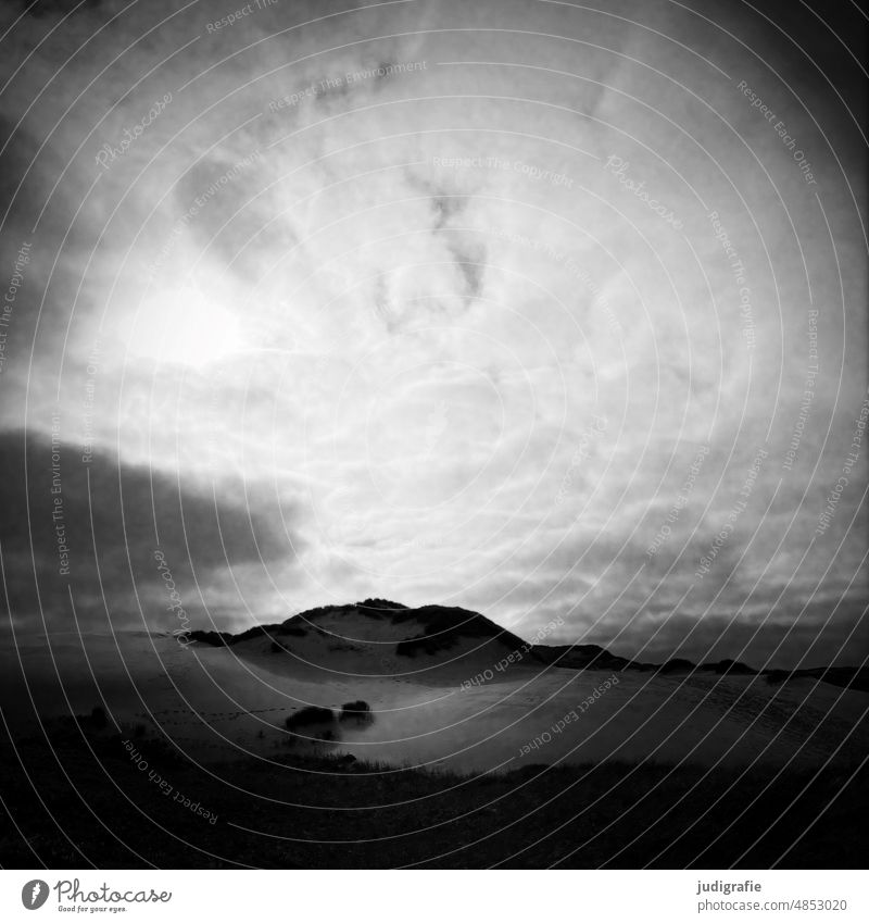 Dramatisch beleuchtete Düne an der dänischen Nordseeküste Küste Himmel Licht Strand Wolken stimmungsvoll dramatisch Landschaft Sand Schwarzweißfoto Quadrat