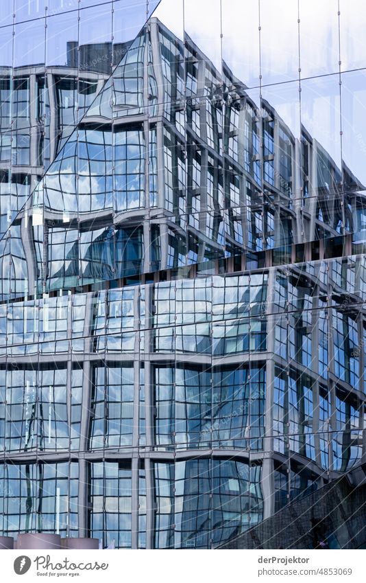 Spiegelung des Hauptbahnhofes in einer Glasfassade Himmel Wolken Bauwerk Optimismus ästhetisch einzigartig Gebäude Architektur Kraft Erfolg elegant