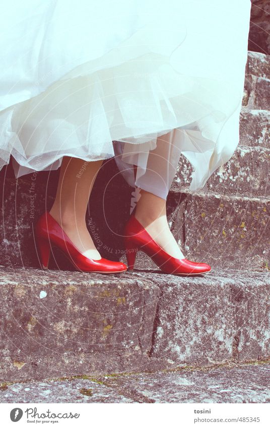 rot-weiß Stil Hochzeit Frau Erwachsene Fuß 1 Mensch Freude Glück Fröhlichkeit Zufriedenheit Lebensfreude Schuhe Brautkleid Kontrast Treppe Steintreppe