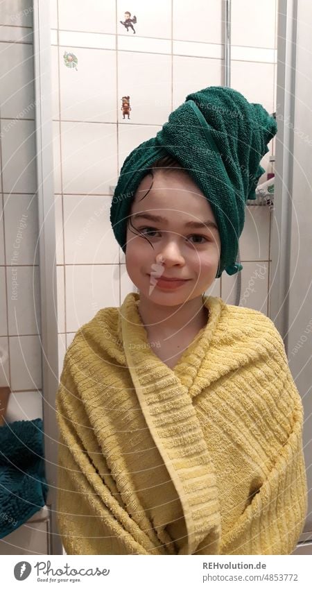 Junge im Badezimmer nach der Dusche Kind Kindheit Handtuch duschen hygiene sauber Sauberkeit frisch Körperpflege Dusche (Installation) Innenaufnahme nass
