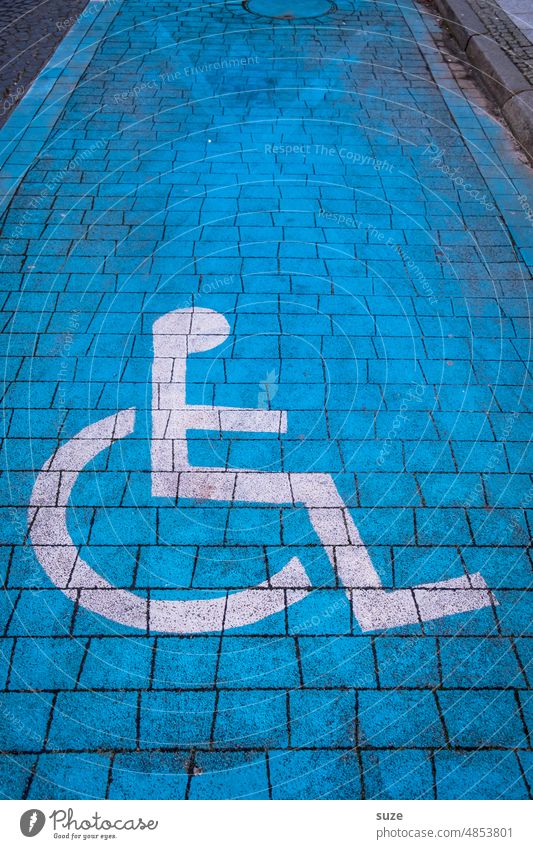 Trostpflaster Zeichen Piktogramm Schilder & Markierungen Farbfoto Straße Verkehrswege Menschenleer Asphalt Außenaufnahme Behindertengerecht Straßenverkehr