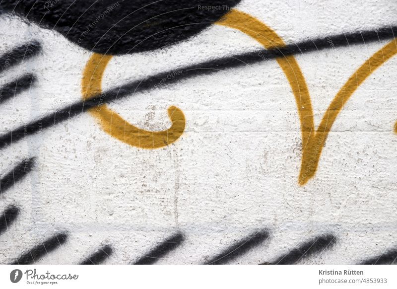 goldener schwung graffiti streetart detail schwarz weiß kringel ornament kreativ strich schraffur striche abstrakt gespüht sprühfarbe geschwungen hintergrund