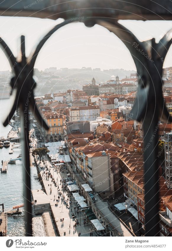 Blick auf die Stadt Porto durch die Brücke oporto Portugal reisen Europa Altstadt Architektur Portugiesisch historisch Wahrzeichen Stadtbild Ansicht