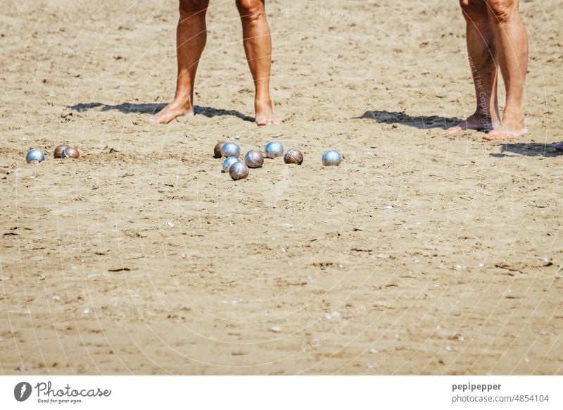 Boccia spielen Ball Sport Spielen Freizeit & Hobby Freude nackte Füße nackte beine Beine Sommer Nackte Haut Barfuß Kugeln silbern Zehen Ferien & Urlaub & Reisen
