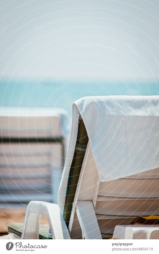 Badehandtuch auf einer Liege am Strand Handtuch Liegestuhl Sonnenliege Ferien & Urlaub & Reisen Erholung Sommer Meer Sommerurlaub Tourismus Außenaufnahme Wasser