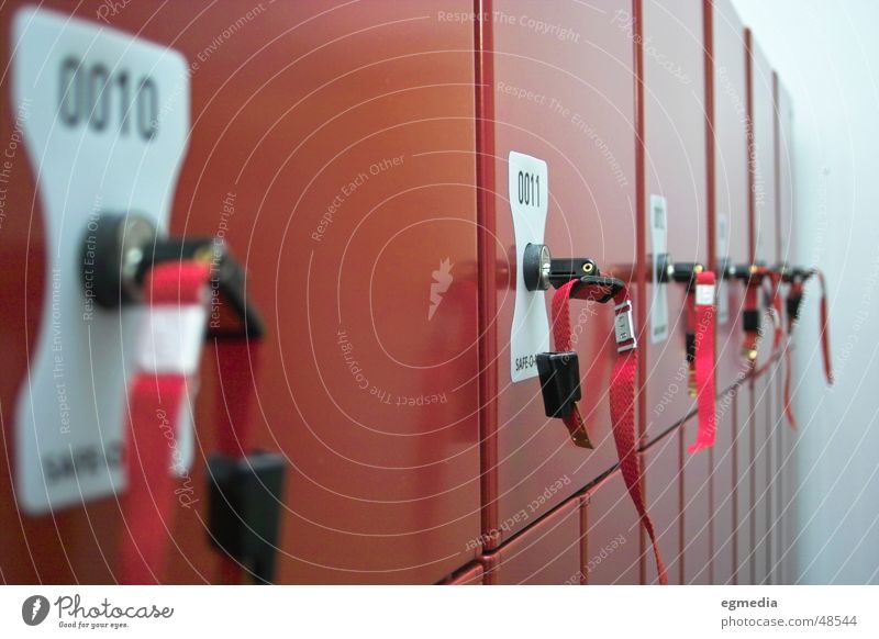 red locker rot beweglich Umkleideraum Schrank geschlossen Sicherheit 10 11 Schlüssel Schließfach verstecken geheimnisvoll