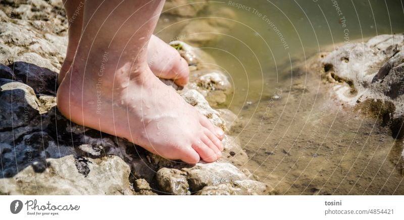 Kinderfüße am Wasser Füße auf dem Boden Zehen Nässe Erfrischung Stein Felsen Strand Barfuß Sommer Fuß Außenaufnahme Ferien & Urlaub & Reisen Erholung