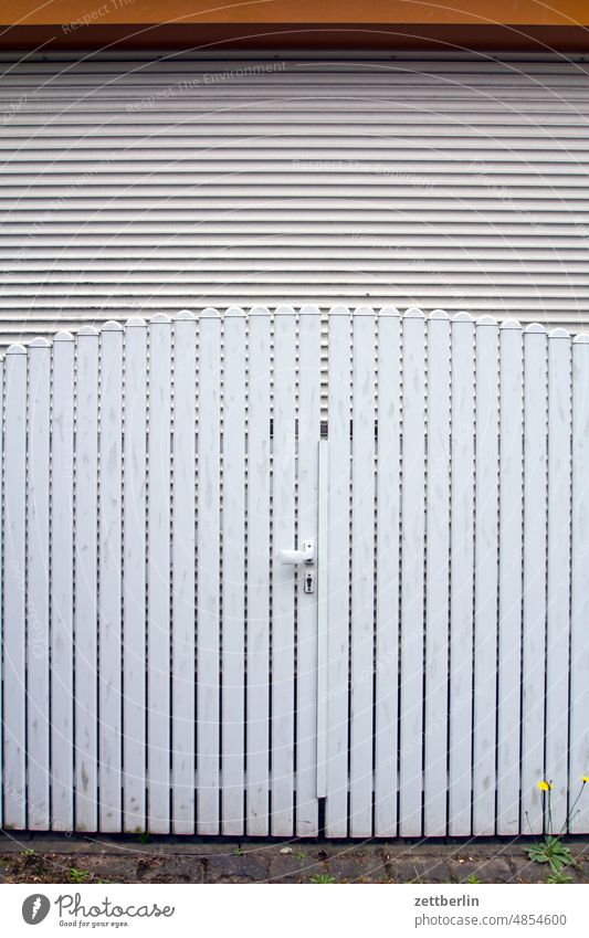 Tür und Tor tür tor eingang zugang jalousie rollo garagentor doppelt garageneinfahrt sicherheit geschlossen verschlossen zaun lattenzaun berlin büro deutschland
