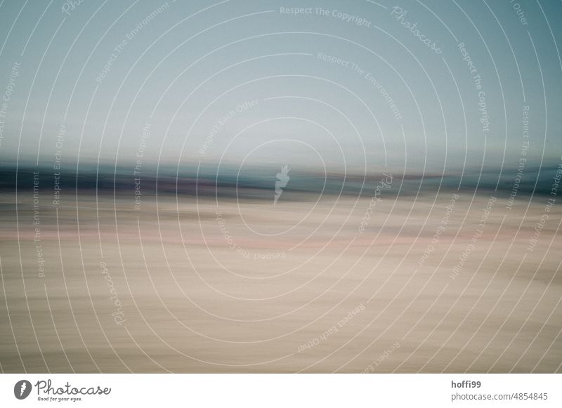 abstrakte verschwommene Ansicht von Himmel Meer und Strand verschwommener Hintergrund Bewegungsunschärfe icm ICM-Technik schemenhaft abstrakte Fotografie