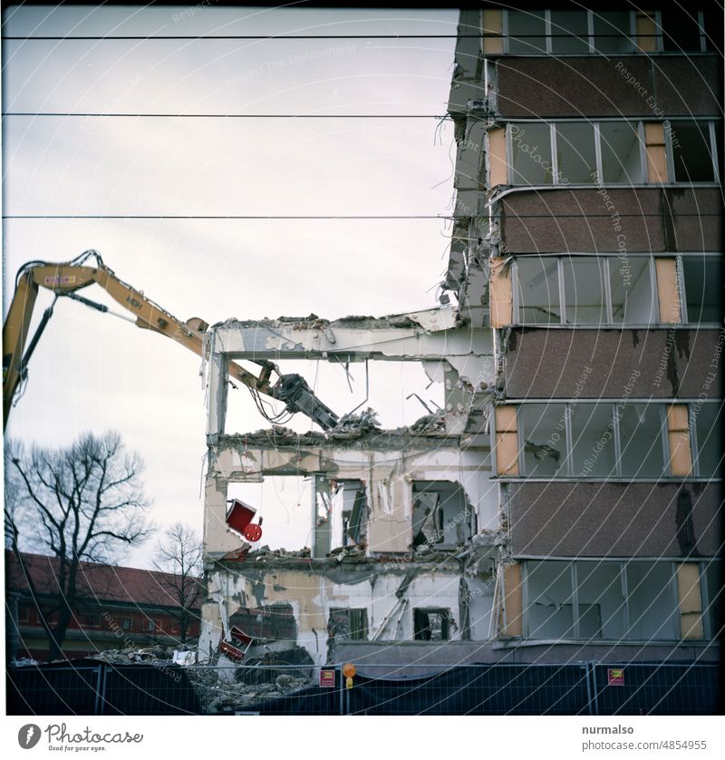 Abriss verfall Bagger neu erneuern DDR Plattenbau veränderung neuebau Wohnung Wohnungsbau Geschichte Beton Recycling Stahlbeton Nachhaltig erneuernArchitekt