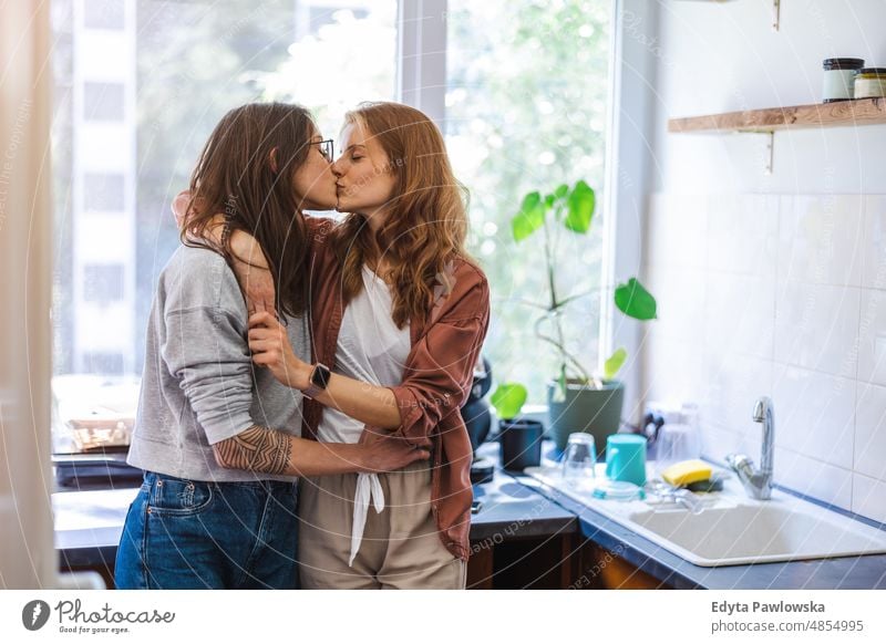 Lesbisches Paar küsst sich in seinem Haus gleichgeschlechtliches Paar Erwachsener Appartement attraktiv schön Bonden Dating-Paar Genuss Familie Frau