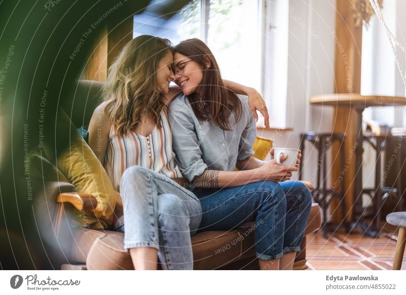 Verliebtes lesbisches Paar entspannt sich zu Hause auf dem Sofa gleichgeschlechtliches Paar Erwachsener Appartement attraktiv schön Bonden Dating-Paar Genuss