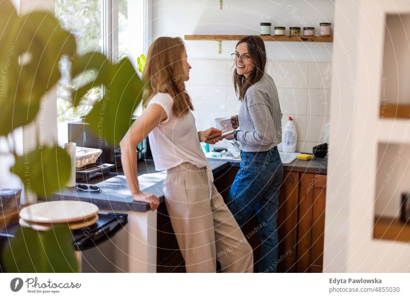 Zwei Frauen verbringen Zeit in der Küche zu Hause gleichgeschlechtliches Paar Erwachsener Appartement attraktiv schön Bonden Dating-Paar Genuss Familie