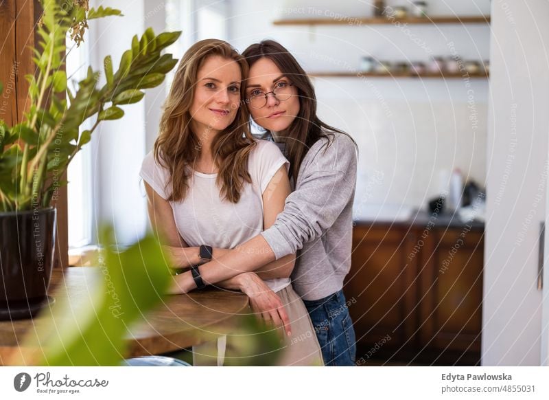 Porträt eines zärtlichen lesbischen Paares, das sich zu Hause umarmt gleichgeschlechtliches Paar Erwachsener Appartement attraktiv schön Bonden Dating-Paar
