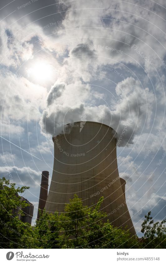 Rauchender Kühlturm eines Braunkohlenkraftwerks im Gegenlicht Kraftwerk CO2 Klimawandel CO2-Ausstoß Kohlekraftwerk Emission Umweltverschmutzung Industrieanlage