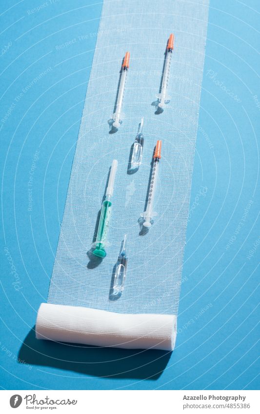 Spritzen und Ampullen auf steriler Bandage. Minimales Medizin-Konzept-Layout. Gesundheitswesen bandagieren Business Pflege Klinik abschließen Korona Coronavirus