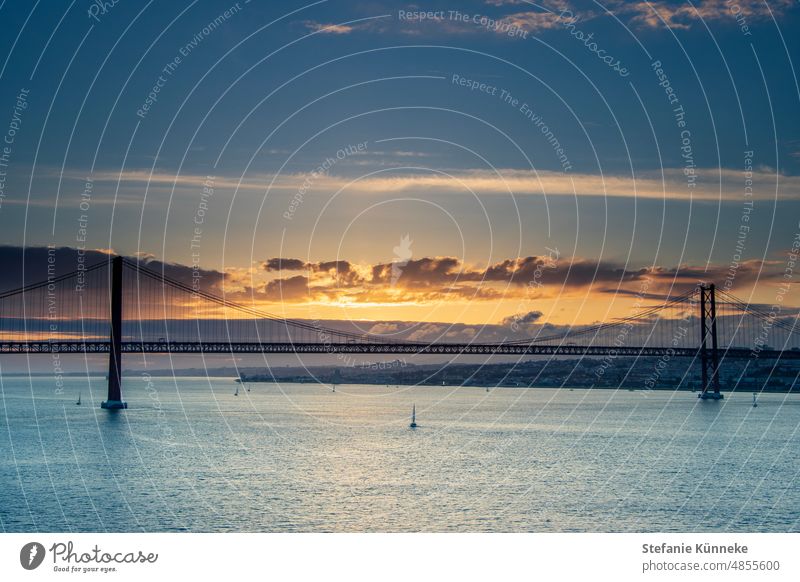 Stimmungsvoller Sonnenuntergang in Lissabon Brücke MEER farbenfroh Tejo Tejo-Brücke Tourismus Ferien & Urlaub & Reisen Portugal reisen Farbfoto Architektur