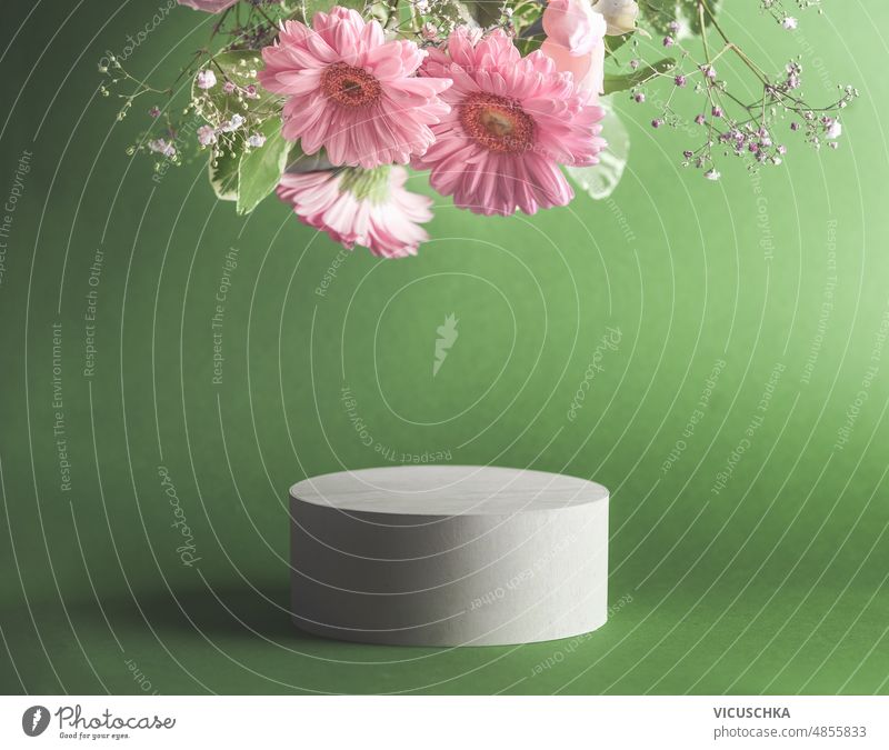 Schöne minimale moderne Produkt-Display mit Podium und hängenden rosa Blumen auf grünem Hintergrund. Platz für Schönheitsprodukte oder Marketingkampagne schön