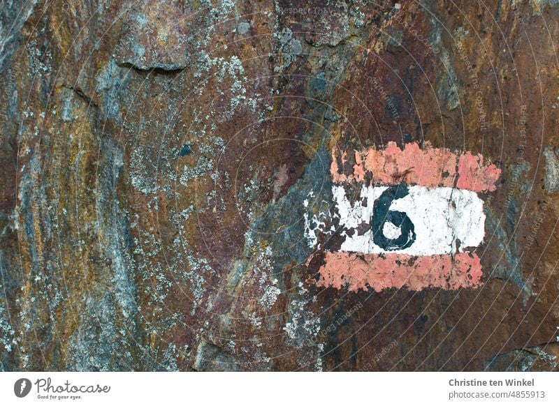 Wanderweg Nummer 6 ,  gemalte Markierung an einem Felsen Wanderwegmarkierung Schilder & Markierungen Hinweisschild Zeichen Stein Freizeit