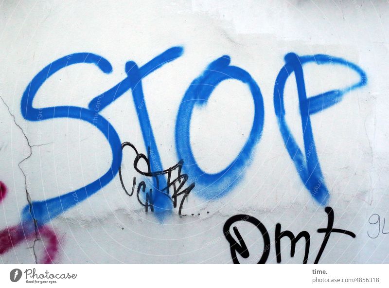 »Wir unterbrechen den Alltag für eine kurze Besinnungspause.« grafitti Stop Buchstaben Text Mauer Wand Schmiererei Schriftzeichen Typographie Jugendkultur
