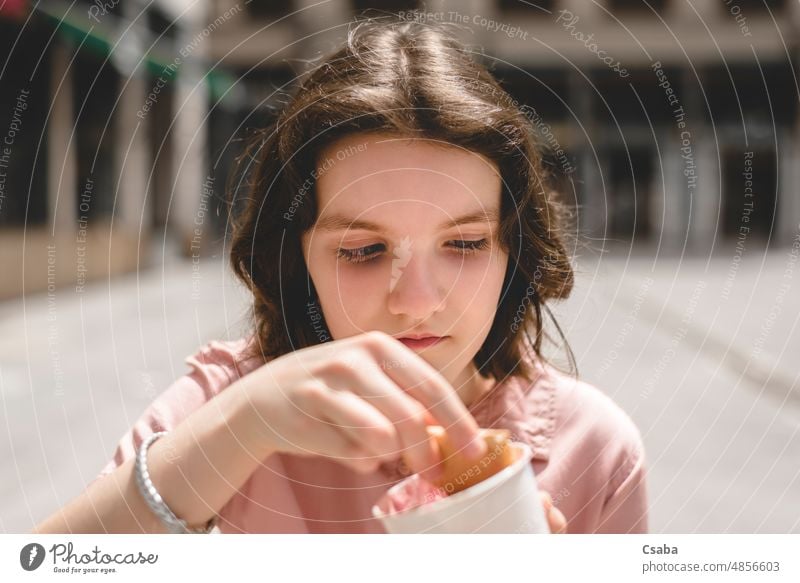 Porträt eines jugendlichen Mädchens beim Eisessen Teenager Essen Speiseeis Kind Sommer Sommerzeit Feiertag süß Lebensmittel Lifestyle 12-13 Jahre alt Frau jung