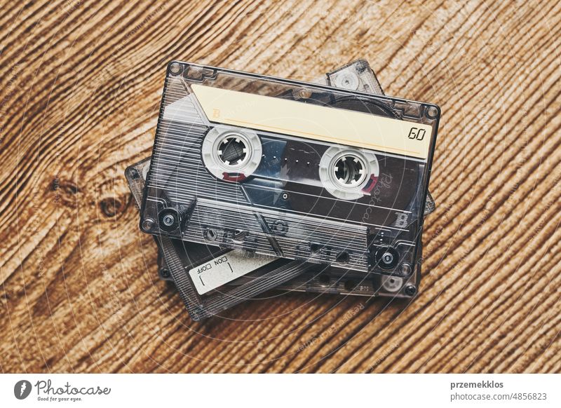Tonbandkassetten. Magnetische Kassettenbänder. Retro-Musik-Stil. 80er-Jahre-Musik-Party. Vintage-Stil. Analoge Geräte. Stereo-Sound. Zurück in die Vergangenheit