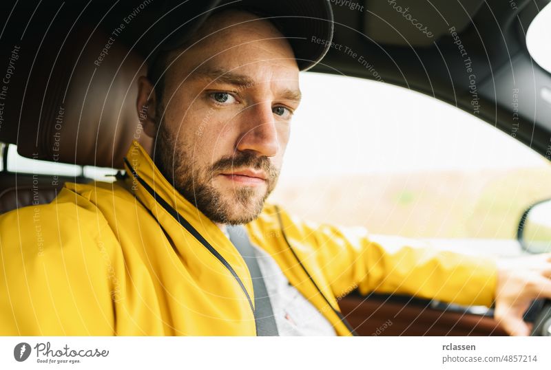 Angy junger Mann Solo-Reisende nehmen Selfie im Auto - Abenteuer Fernweh Konzept auf der Straße wütend Porträt angriffslustig Person Hipster PKW traurig