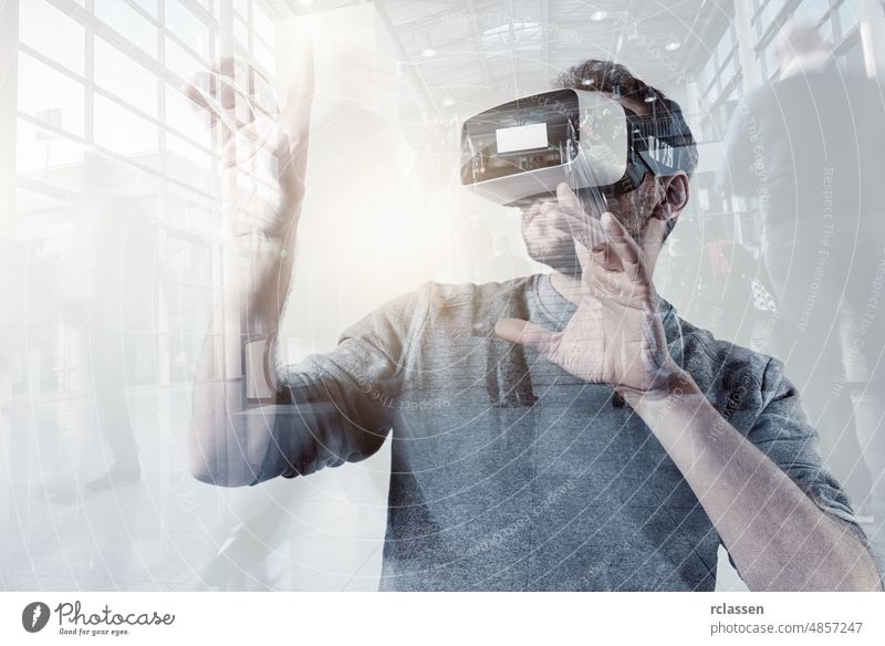 Virtual Reality Experience Konzeptbild mit jungen Männern, die eine moderne VR-Brille auf einer Messe tragen Business digital Entertainment Spiel Spielen