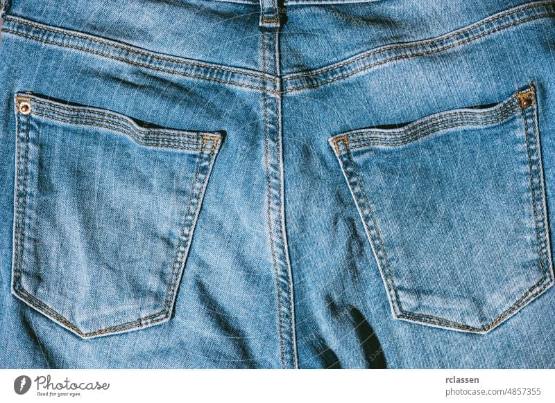 Nahaufnahme der Textur der Gesäßtasche einer Blue Denim Jeans Mode Hintergrund Tasche Gewebe Makro abstrakt Amerikaner blau Leinwand lässig Farbe Baumwolle