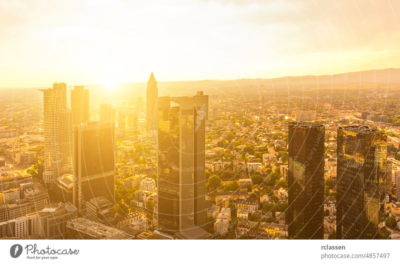 Moderne Skyline von Frankfurt bei Sonnenuntergang, Deutschland Architektur Ausblick Banken brexit Stadtbild Euro Europäische Union ffm Geschäfte Bürogebäude