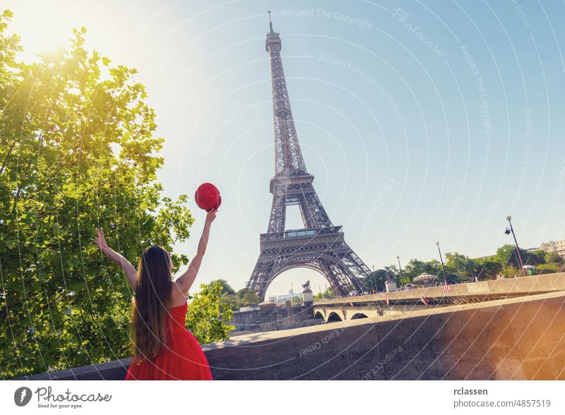 Junge Frau mit roter Mütze genießt die tolle Aussicht auf den Eiffelturm in Paris Turm Wahrzeichen Frankreich Skyline Europa Sonnenaufgang Sommer Seine Ansicht
