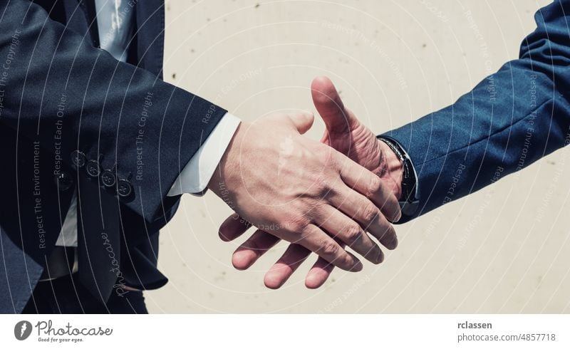 Geschäftsleute beim Händeschütteln nach einem guten Geschäft Business Partnerschaft Hand Erfolg Vereinbarung Geschäftsmann Teamwork Vertrauen Job Büro Mann