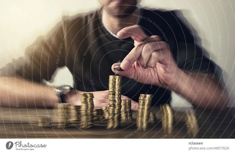 Mann hebt Münzen auf Stapel Geld Geldmünzen Investition Business Finanzen Wachstum Konzept Bargeld Währung gold finanziell Bank Banking gestapelt Wirtschaft