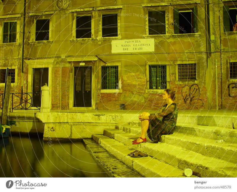 wenn die gondeln ... Venedig Nacht Canal Grande Frau Wasser sitzen Junge Frau Erholung Pause ruhig bewegungslos beobachten Tourist warten Anlegestelle