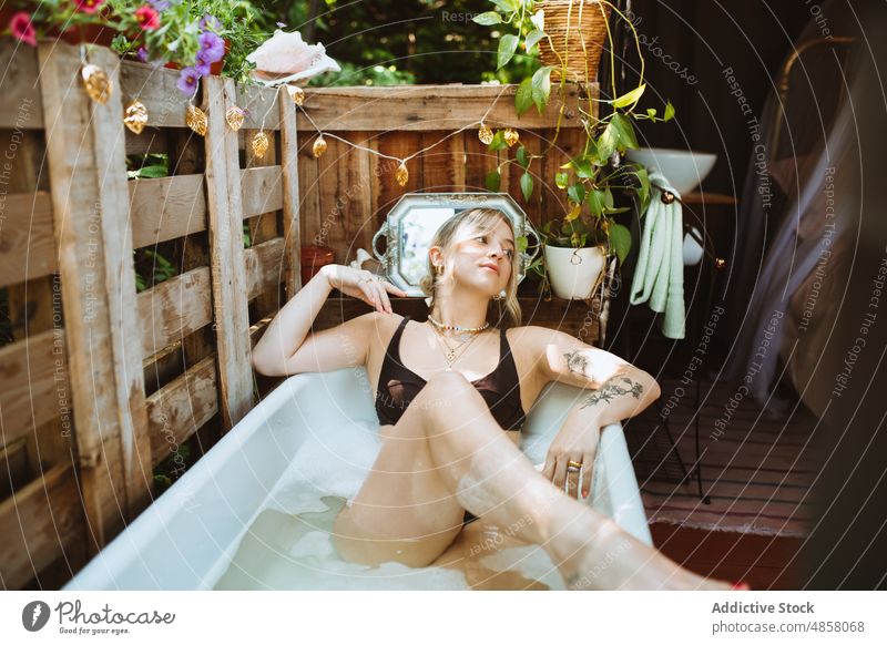 Frau in der Badewanne auf der Veranda Wasser patio Hautpflege Terrasse Wohlbefinden Kälte Routine Stil Vorschein feminin ruhen Sommer charmant Dame Sommerzeit