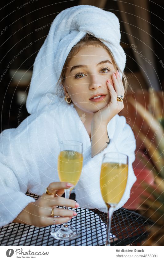 Frau in Handtüchern trinkt Cocktail auf Terrasse Handtuch Morgen patio Hobby Freizeit Saft Getränk trinken feminin Sommer Glas Tisch Stil Sommerzeit