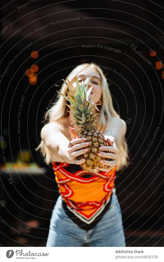 Fröhliche Frau mit Ananas Terrasse Halt Stil Frucht gesunde Ernährung exotisch tropisch natürlich Vitamin trendy Gebäude Sommer reif organisch frisch positiv