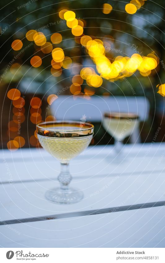 Champagnergläser auf dem Tisch Glas Meeresfrüchte Alkohol Terrasse patio Hinterhof Landschaft Schnaps Aperitif dienen trinken Getränk Stil Anlass Lebensmittel