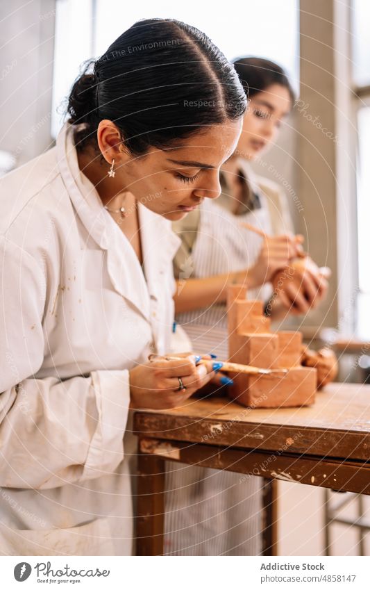 Hispanische Frauen arbeiten gemeinsam mit Ton Kunstgewerbler Töpferwaren Zusammensein kreieren Geometrie Form Freundin Kleinunternehmen jung hispanisch ethnisch
