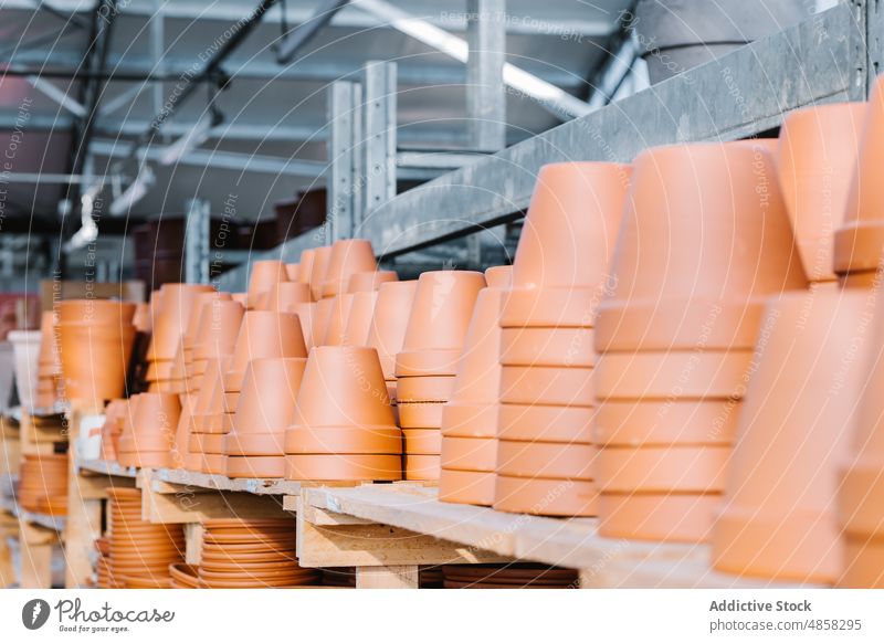 Stapel von Töpfen auf Regalen Topf Werkstatt Lagerhalle Gewerbe viele Sammlung Markt Industrie Speicher Laden Keramik Haufen Reihe zerbrechlich tagsüber Handel