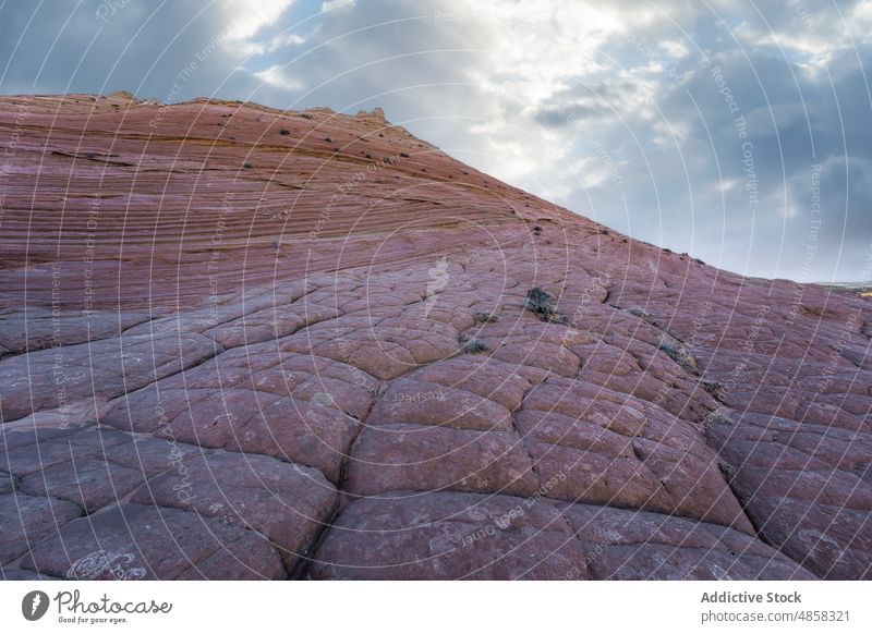 Aussicht auf den Berg von unten Zinnoberrot Schlucht Klippen Landschaft reisen Arizona wüst USA im Freien Natur Denkmal trocken Himmel farbenfroh Wildnis Stein