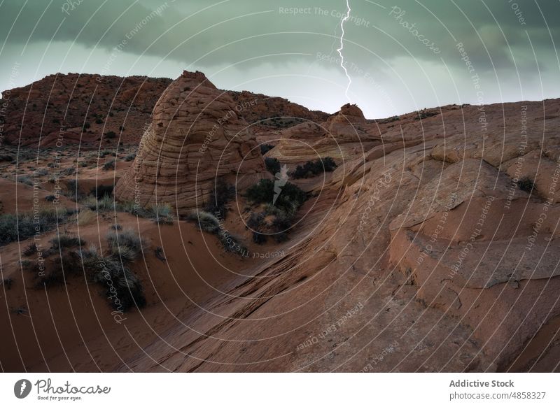Landschaftlicher Blick auf die Schlucht unter Gewitterhimmel Zinnoberrot Klippen reisen Arizona Donnern wüst Dämmerung USA im Freien Natur Denkmal trocken