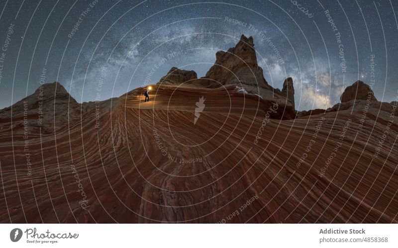 Anonymer Reisender auf einem Stein auf einem Berg mit Milchstraße am Himmel stehend Zinnoberrot Schlucht Klippen Milchstrasse Landschaft reisen Nacht Arizona