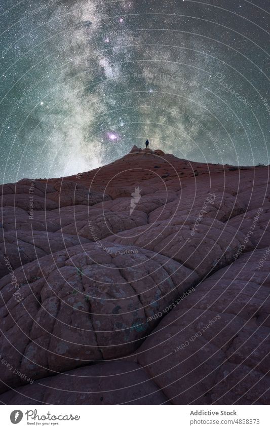 Anonymer Reisender auf einem Stein auf einem Berg mit Milchstraße am Himmel stehend Zinnoberrot Schlucht Klippen Milchstrasse Landschaft reisen Nacht Arizona